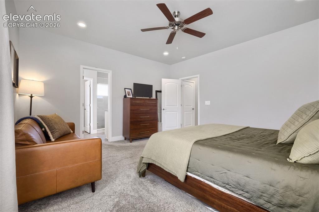 Image 18 of 29: Bedroom