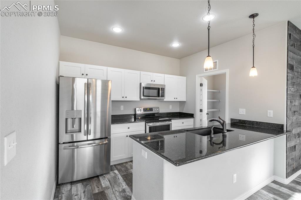 Image 16 of 37: Kitchen