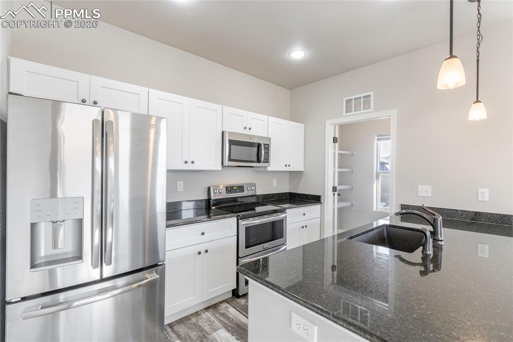 Image 17 of 37: Kitchen