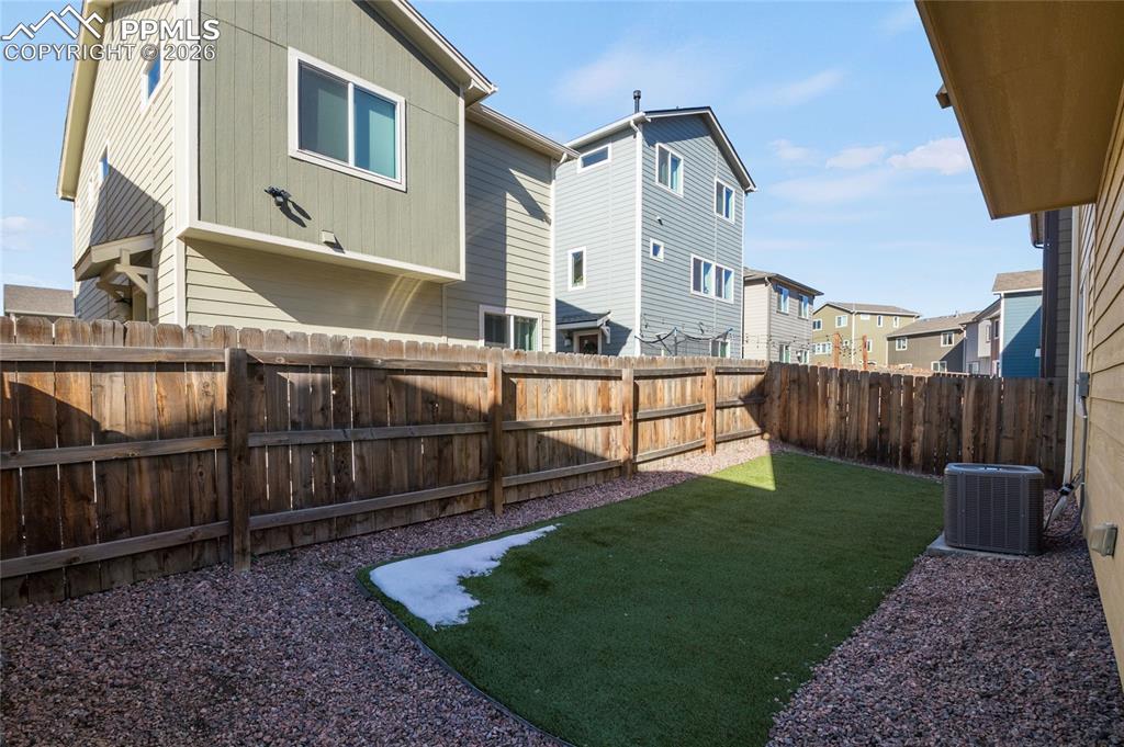 Image 34 of 37: Yard