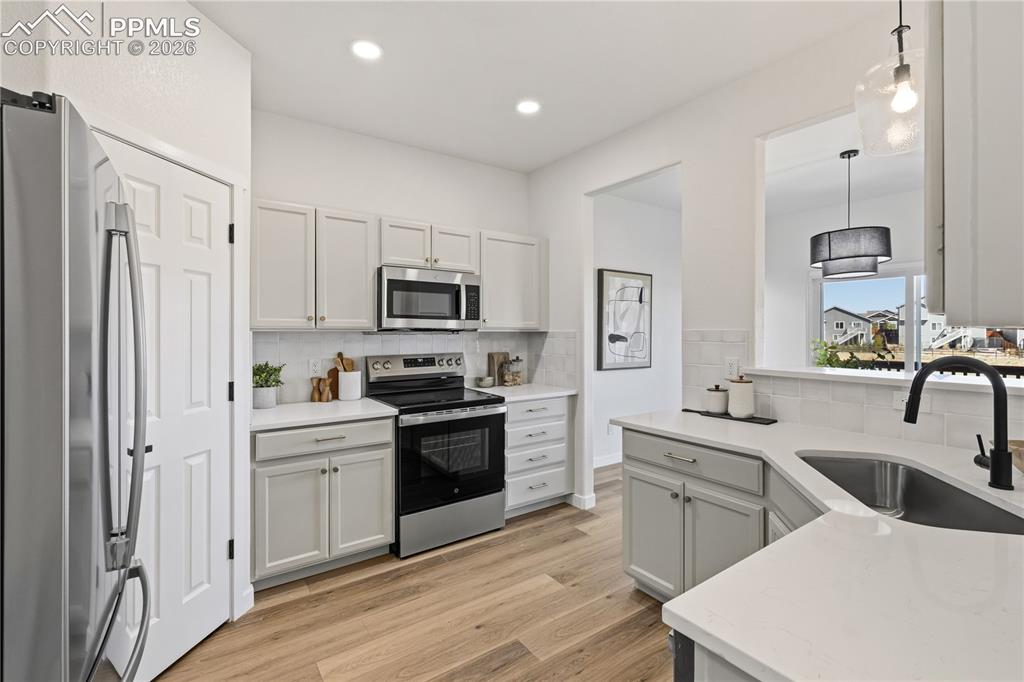 Image 15 of 42: Kitchen