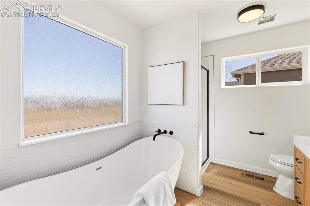 Image 19 of 42: Bathroom