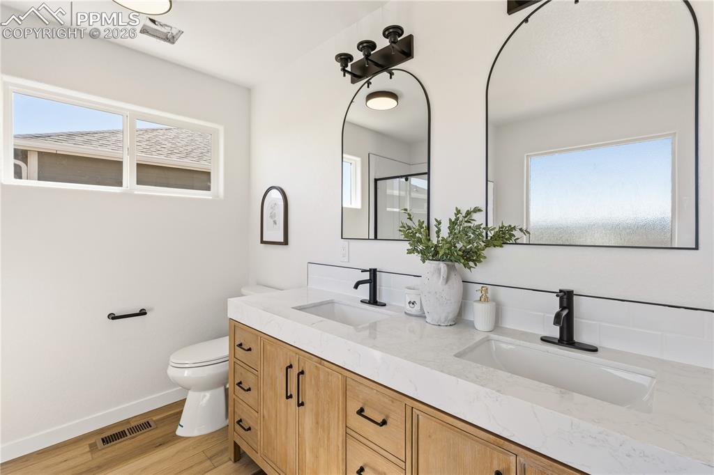 Image 21 of 42: Bathroom