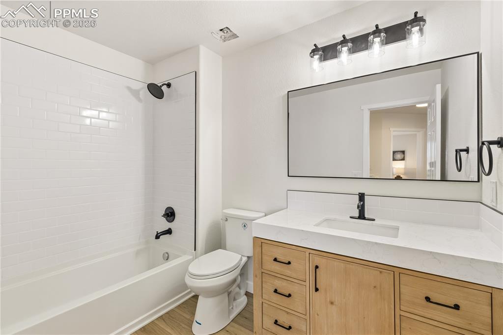 Image 26 of 42: Bathroom