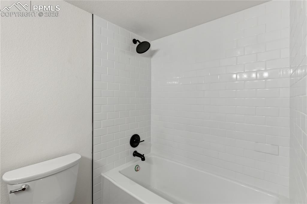 Image 32 of 42: Bathroom
