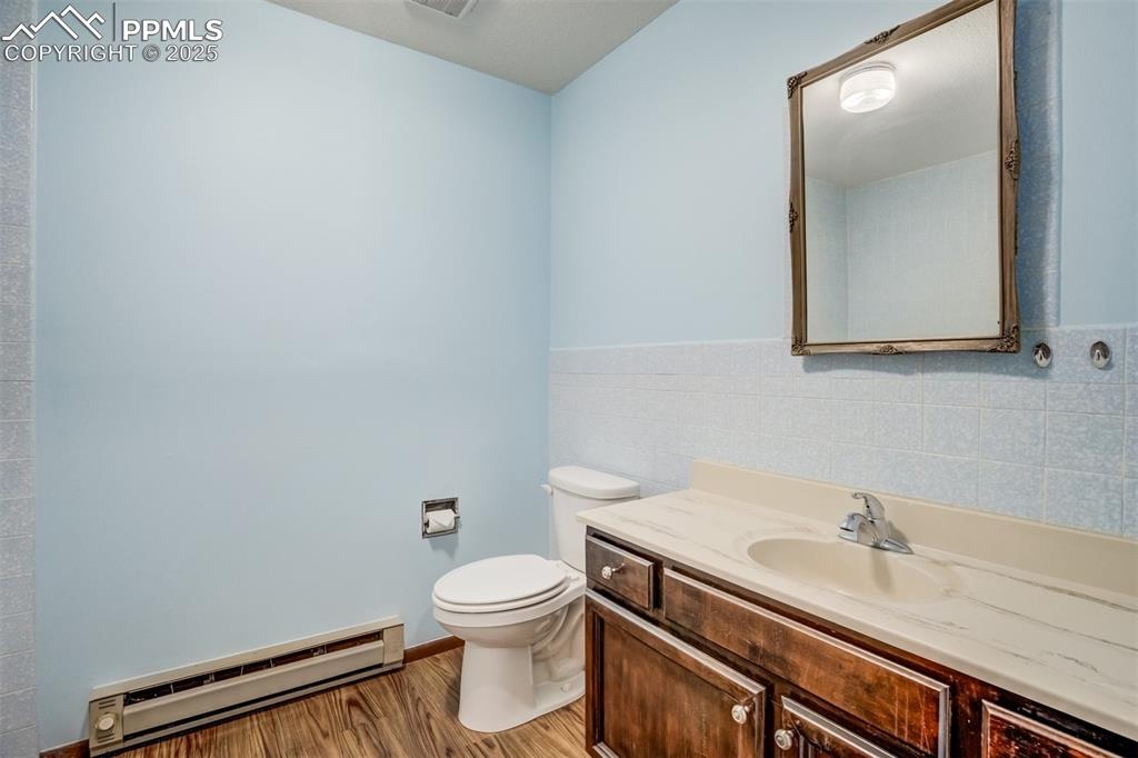 Image 21 of 43: Large main bathroom with tub