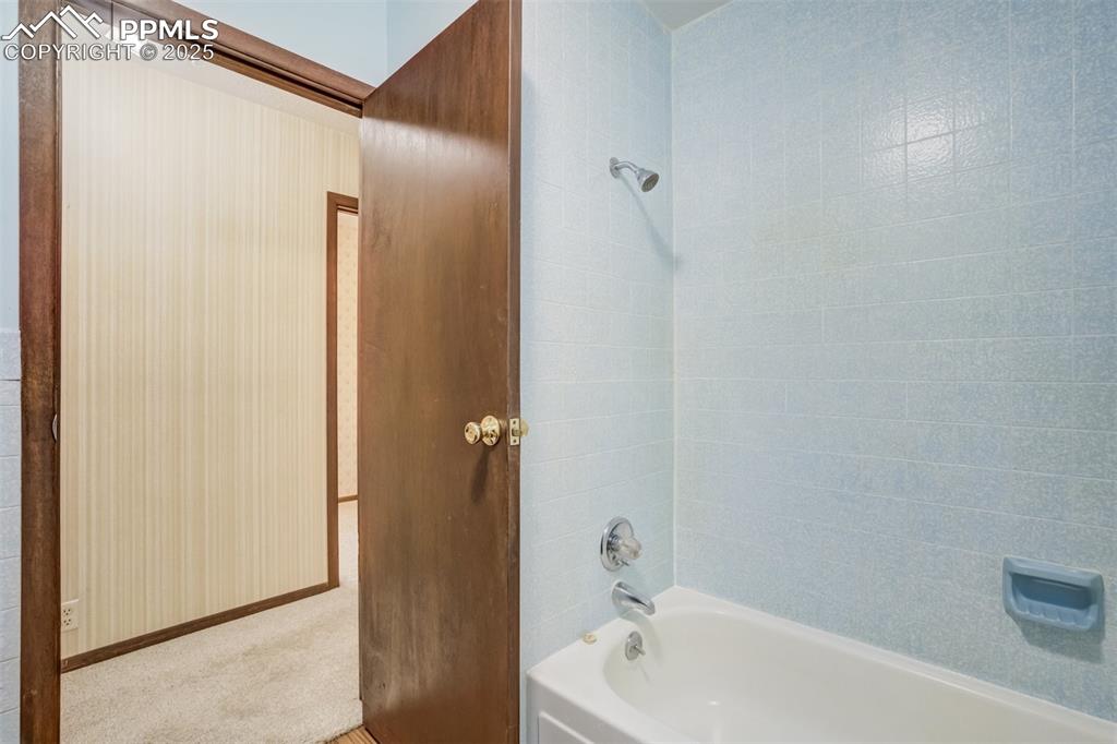 Image 22 of 43: Bathroom