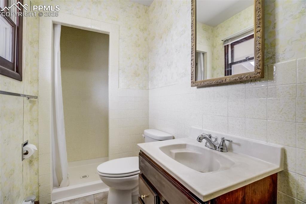 Image 27 of 43: Master Bathroom