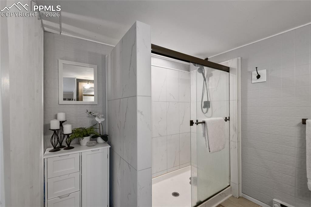 Image 15 of 48: Bathroom