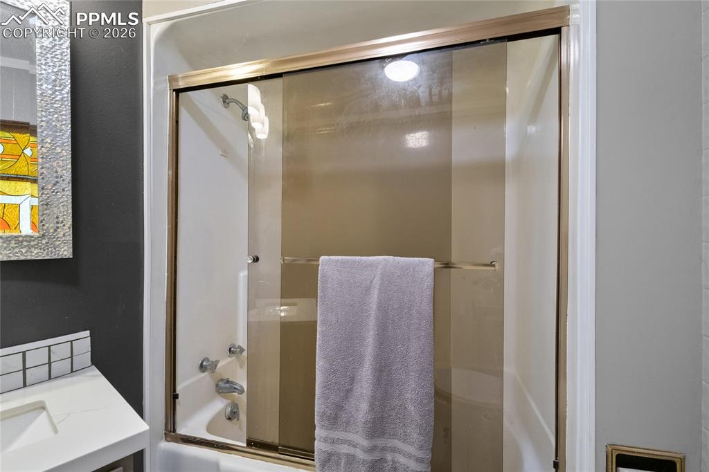 Image 21 of 48: Bathroom