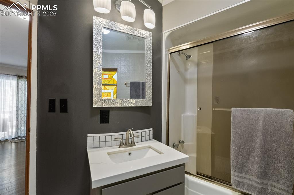 Image 22 of 48: Bathroom