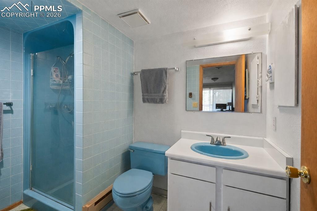 Image 27 of 48: Bathroom