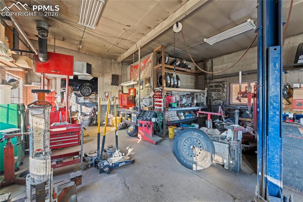 Image 10 of 16: Garage