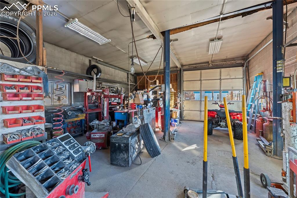 Image 13 of 16: Garage