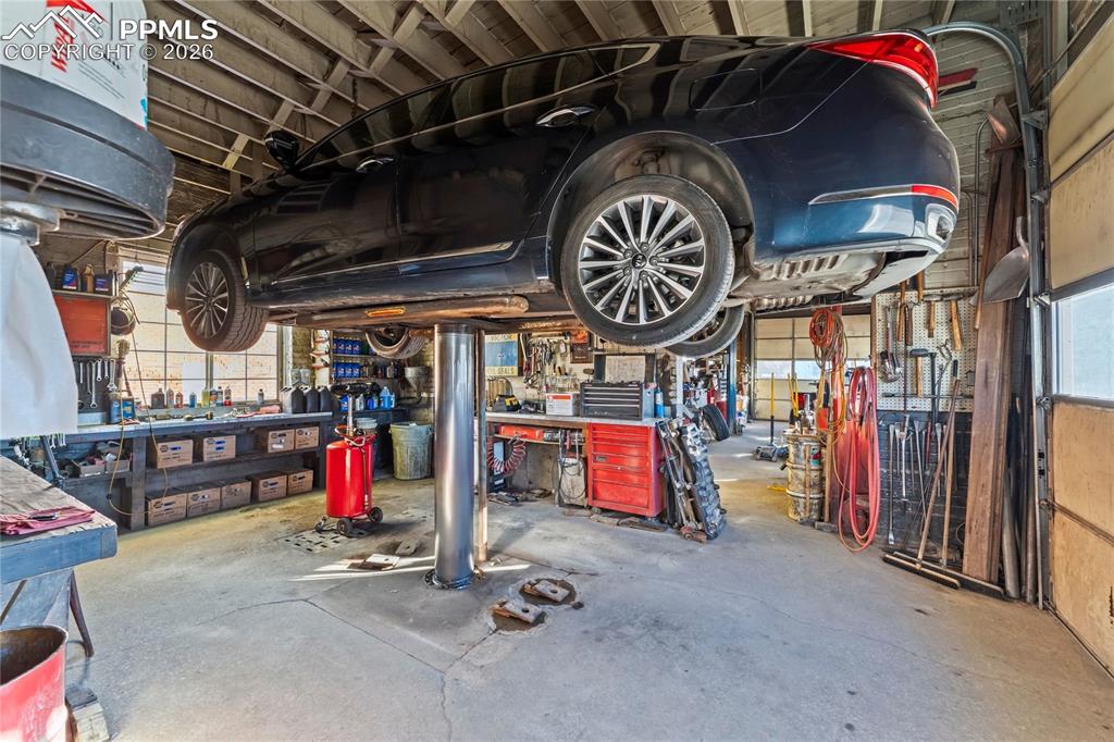 Image 7 of 16: Garage