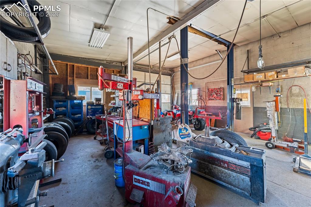 Image 9 of 16: Garage