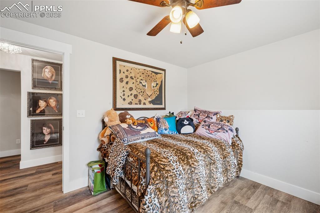 Image 16 of 36: Bedroom