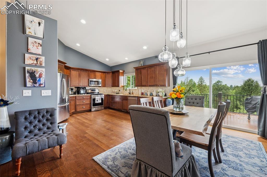 Image 19 of 36: Dining Area