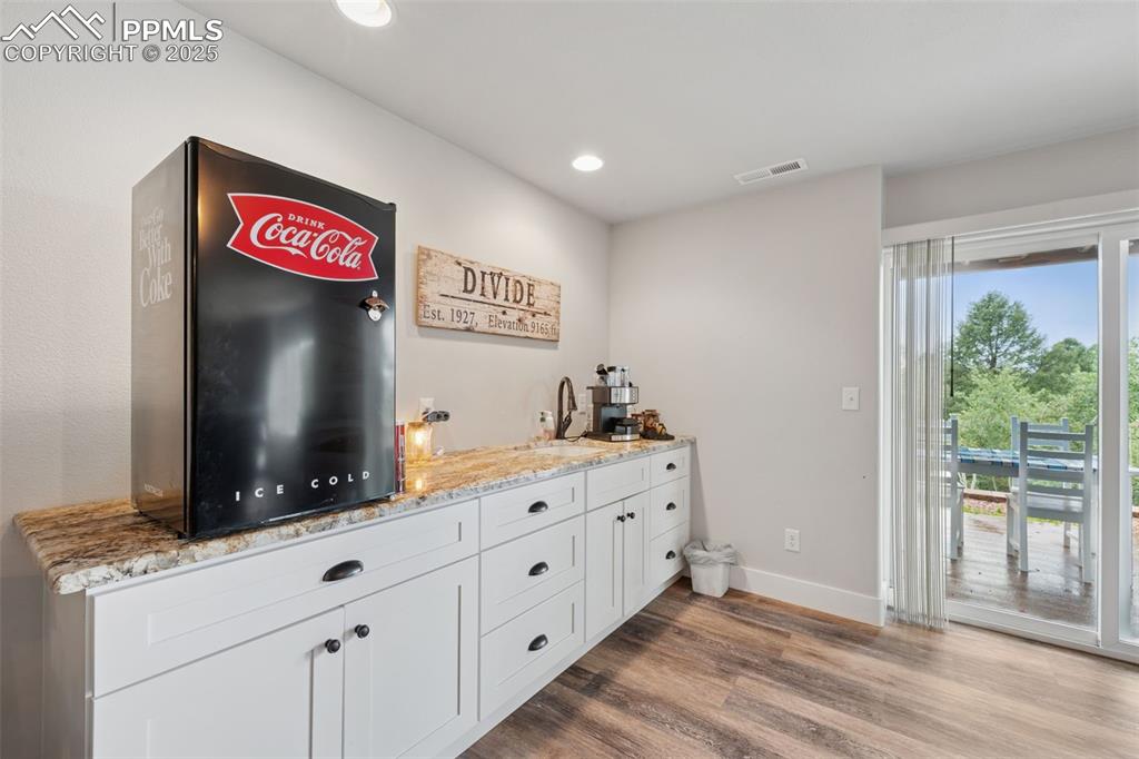 Image 9 of 36: Bar