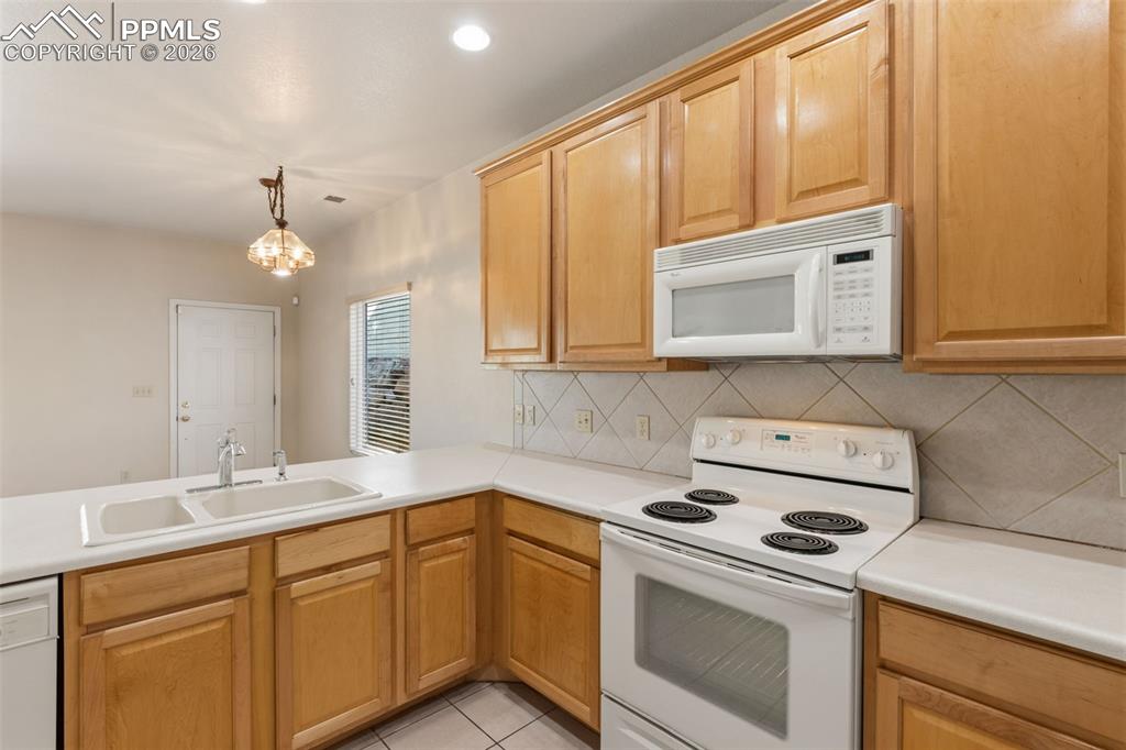 Image 16 of 44: Kitchen