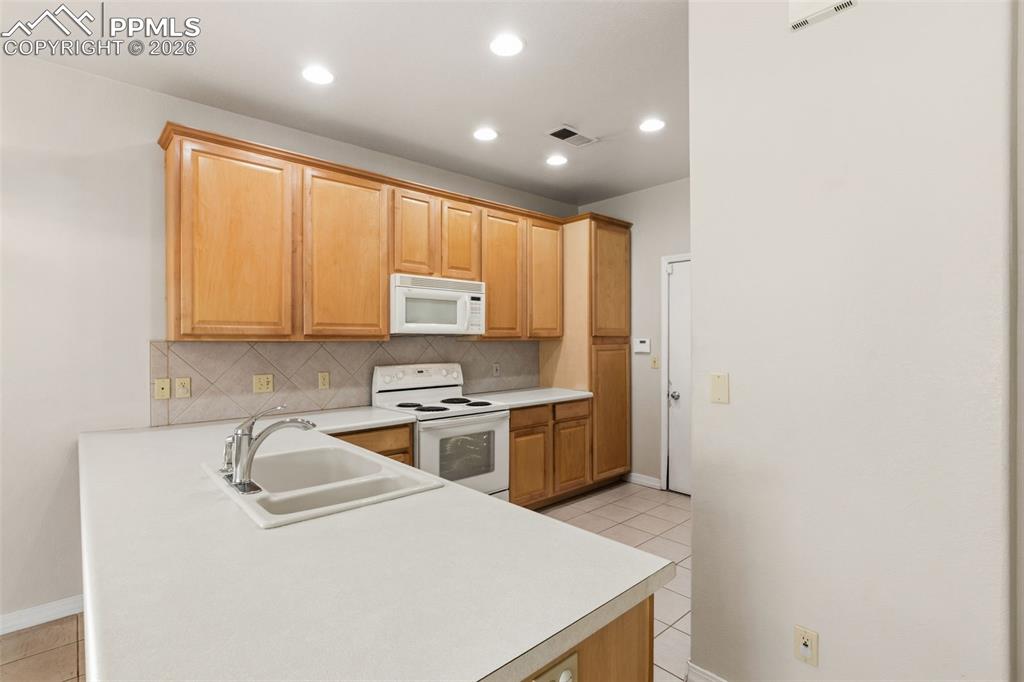 Image 18 of 44: Kitchen