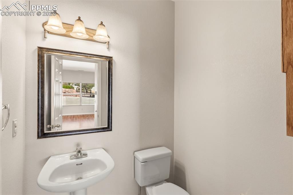 Image 21 of 44: Bathroom