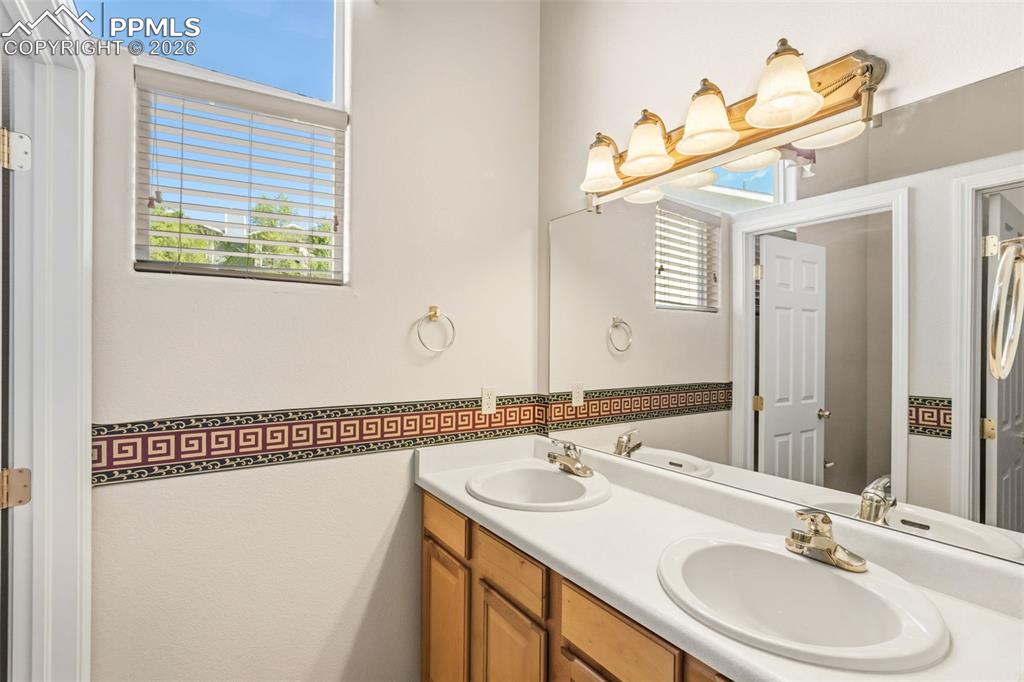 Image 35 of 44: Bathroom