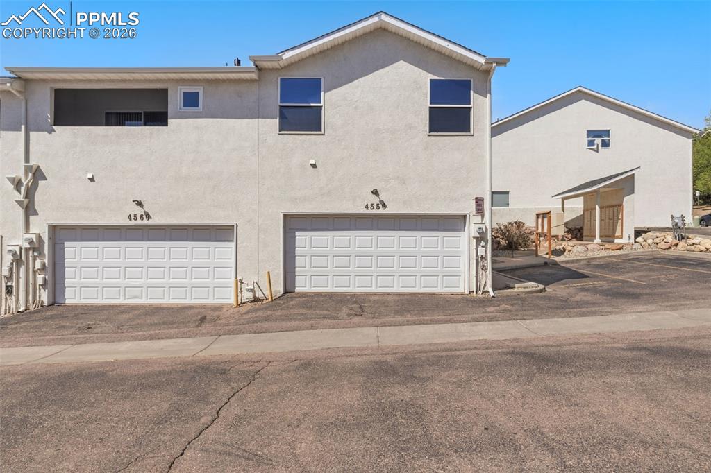 Image 43 of 44: Garage