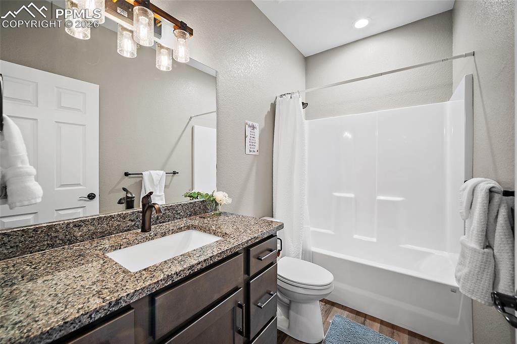 Image 23 of 35: Bathroom