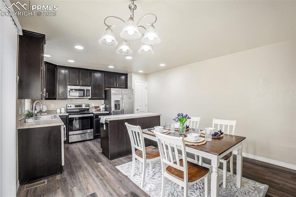 Image 10 of 26: Dining Area