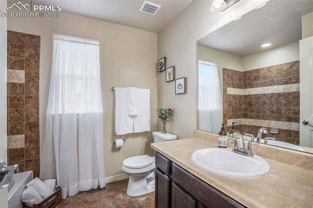 Image 20 of 26: Bathroom