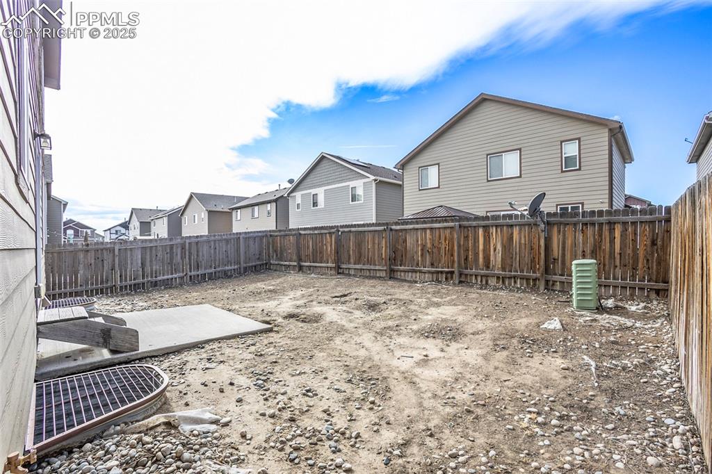 Image 23 of 26: Yard