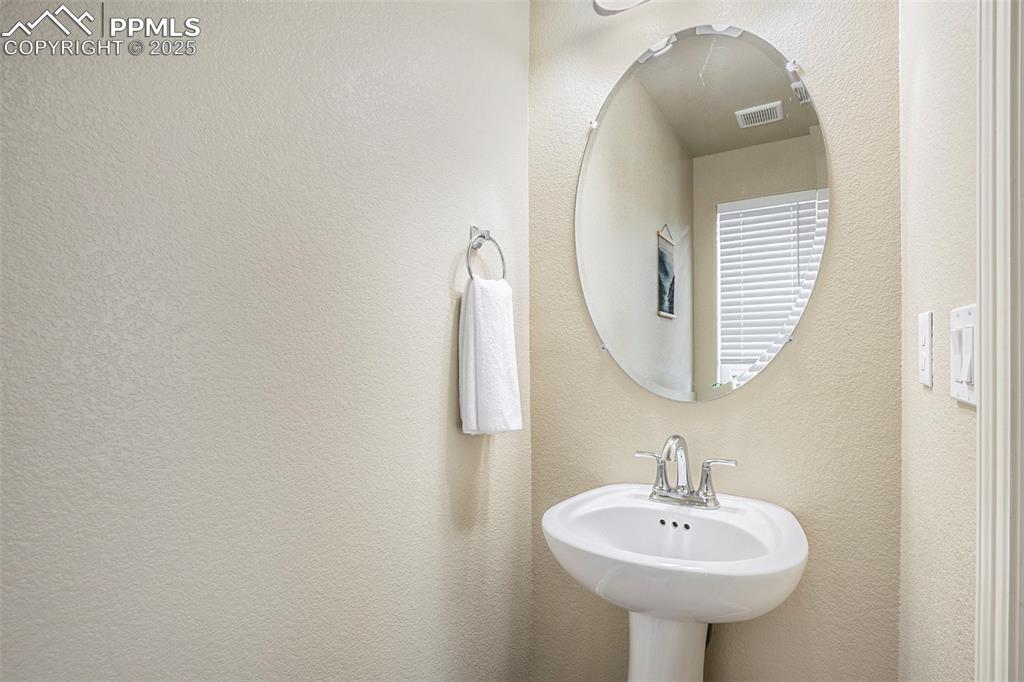 Image 5 of 26: Bathroom