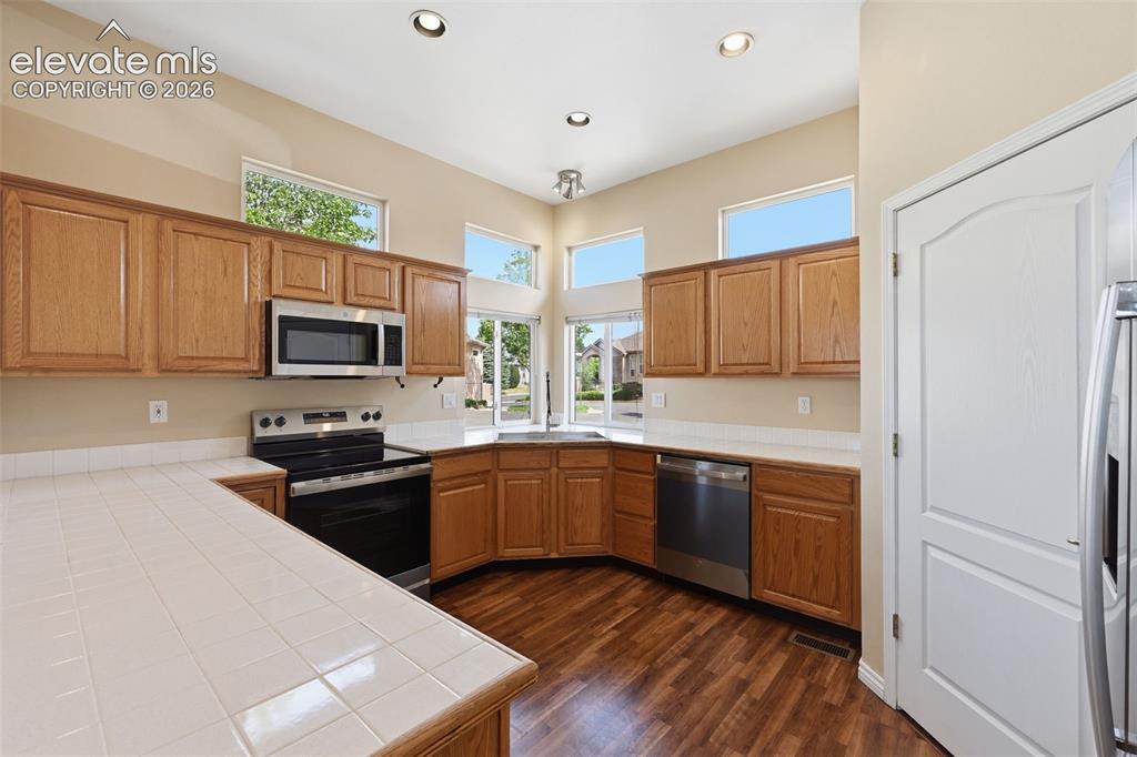 Image 12 of 31: Kitchen