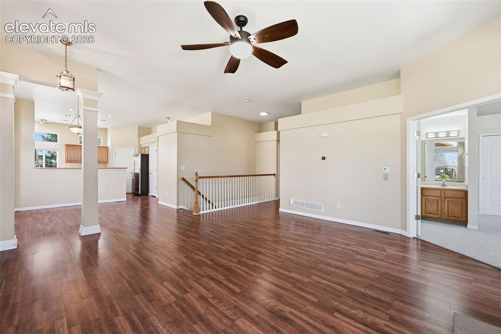 Image 4 of 31: Living Room