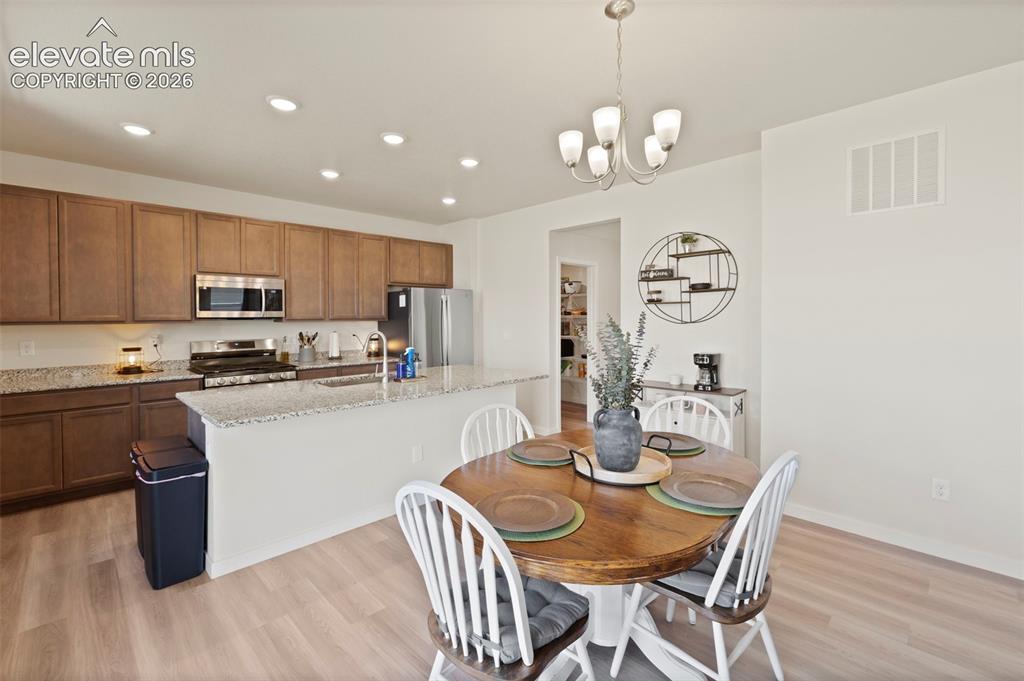 Image 13 of 50: Dining Area