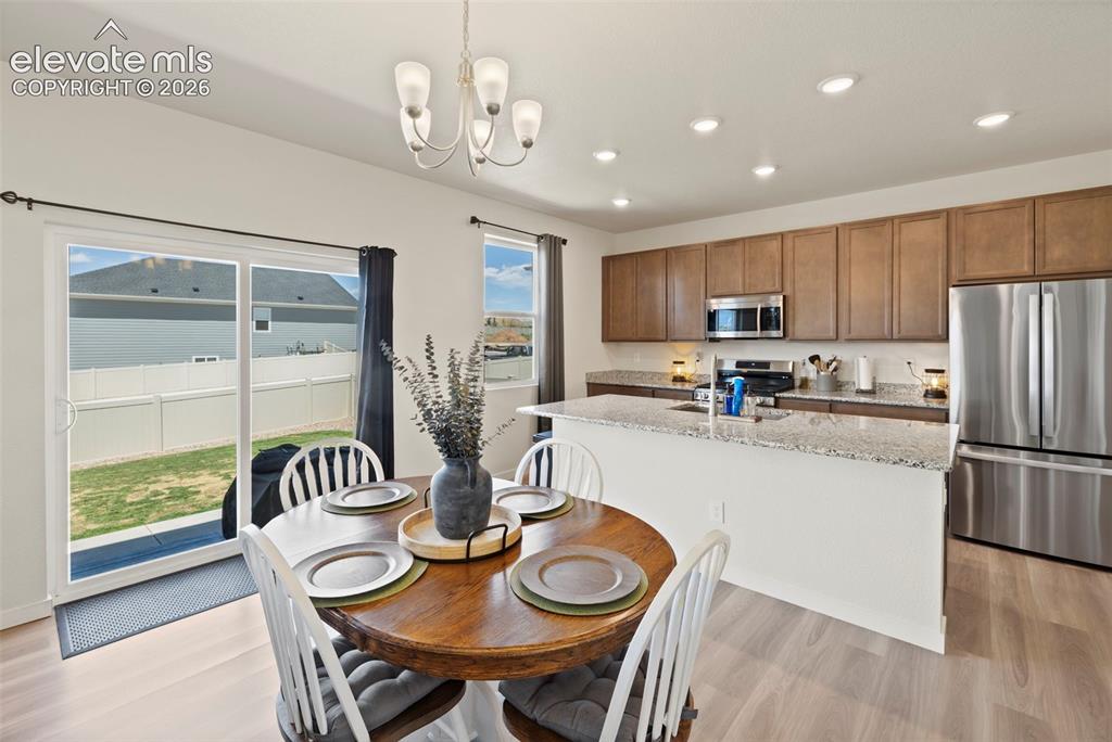 Image 14 of 50: Dining Area