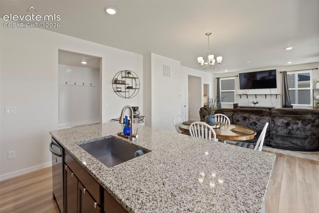 Image 18 of 50: Kitchen