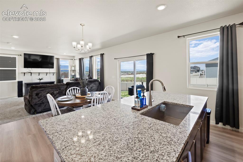 Image 19 of 50: Kitchen