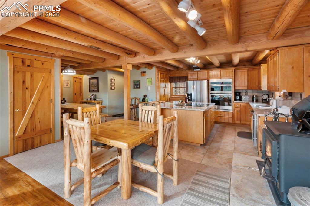 Image 11 of 50: Dining Area