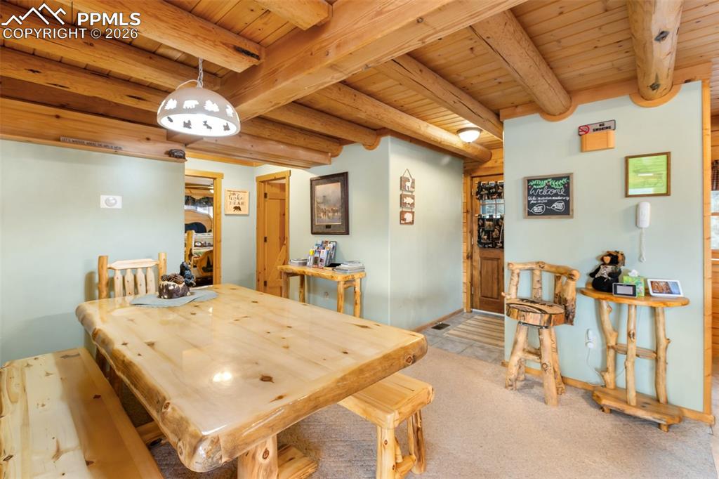 Image 14 of 50: Dining Area