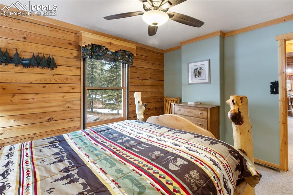 Image 19 of 50: Bedroom