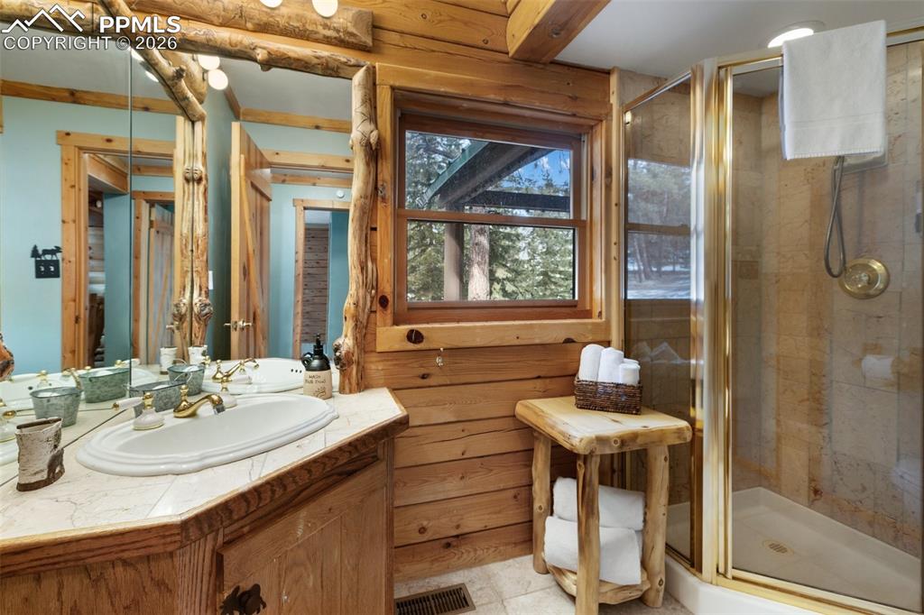 Image 21 of 50: Bathroom