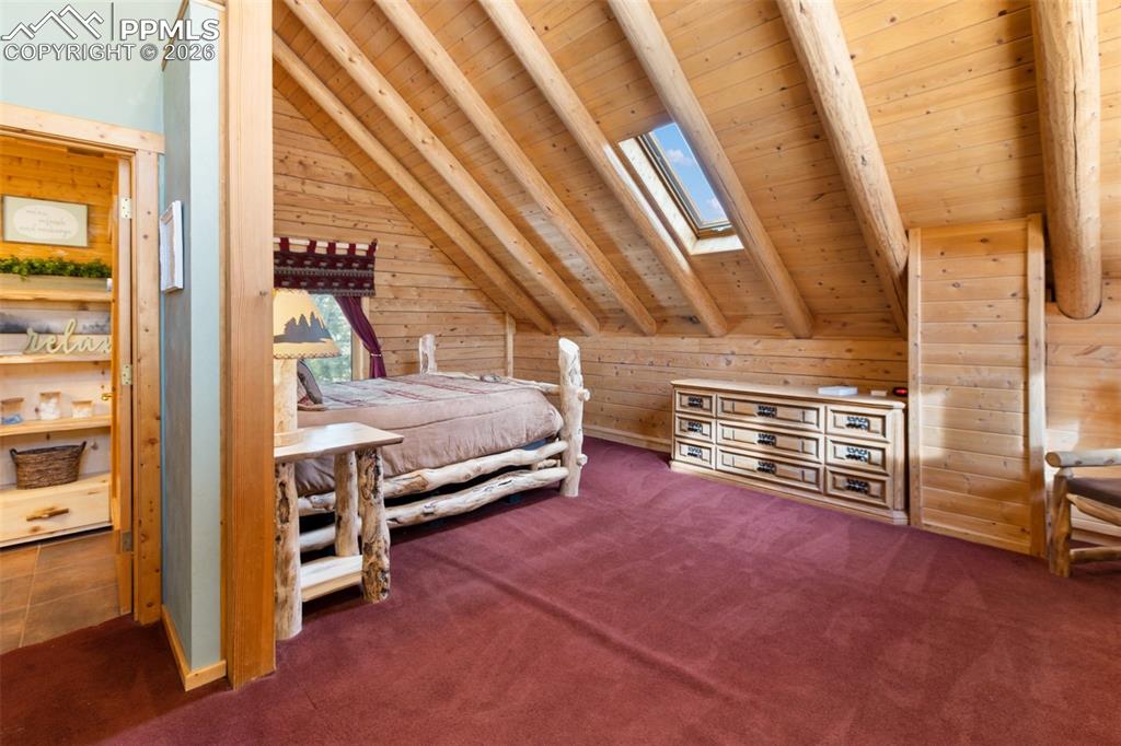 Image 25 of 50: Bedroom