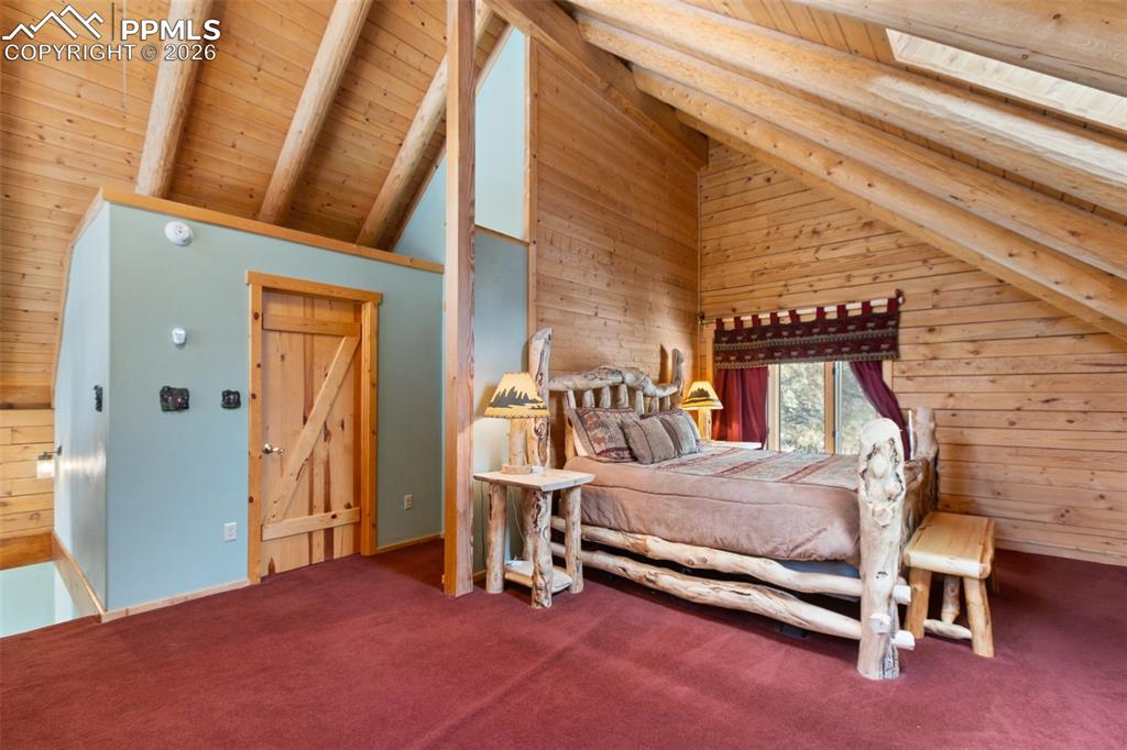 Image 26 of 50: Bedroom