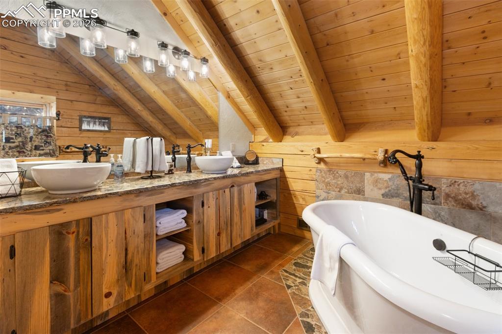 Image 27 of 50: Bathroom