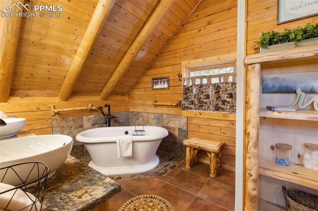 Image 28 of 50: Bathroom