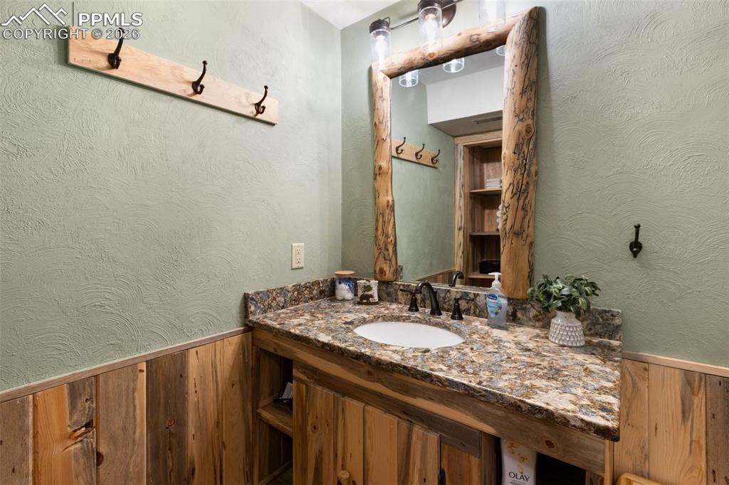 Image 32 of 50: Bathroom