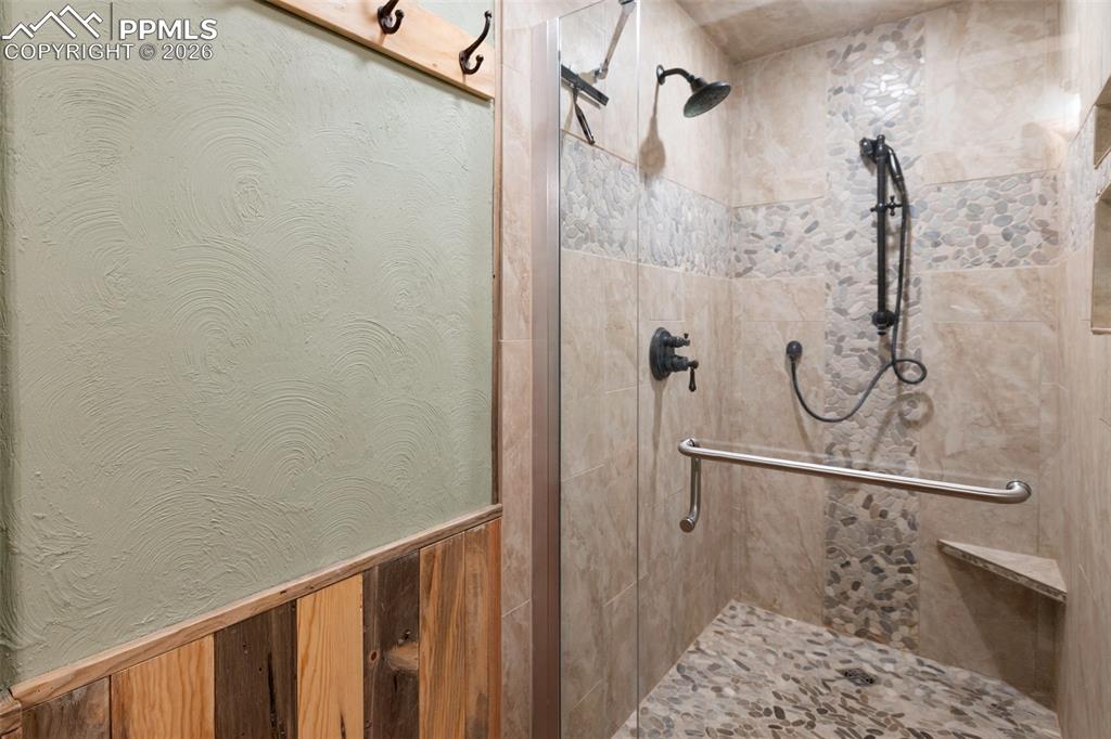 Image 33 of 50: Bathroom