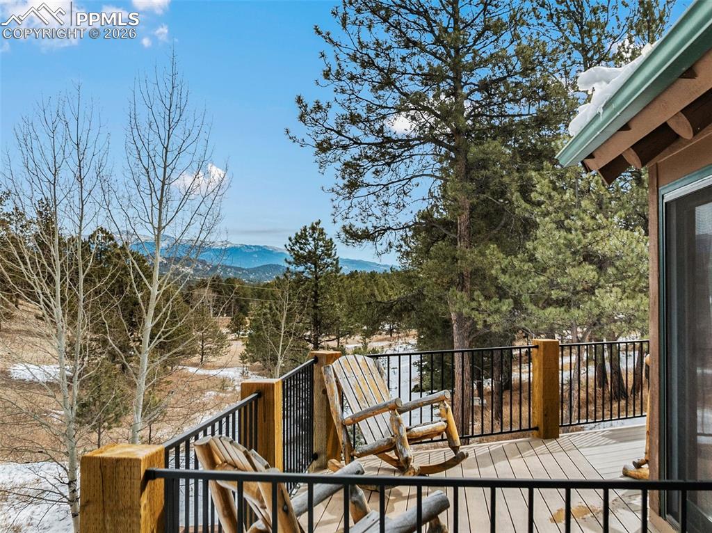 Image 36 of 50: Deck